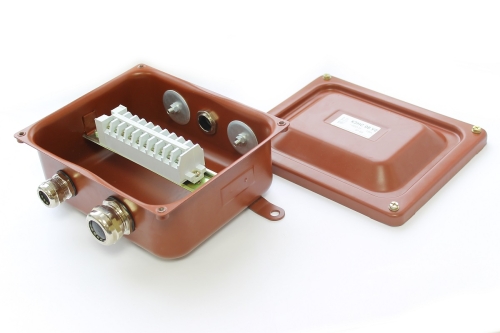 Коробка КЗНС-08 У2 IP65 с латунными сальниками 